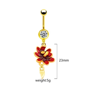 Dettaglio piercing ombelico con fiori in smalto rosso e zirconi bianchi lucidi