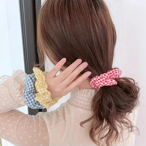 Lot de chouchous à carreaux classiques en rouge, jaune et bleu pour une coiffure élégante