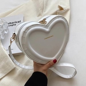 Dettaglio borsa bianca a cuore in pelle PU con tracolla regolabile e finiture dorate