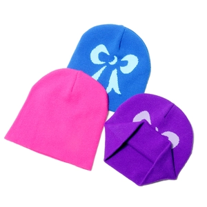 Detailansicht bunter Strickmützen mit blauen und violetten Schleifenmustern von oben