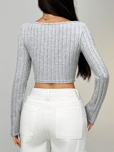 Eng anliegendes graues geripptes Langarm-Crop-Top mit offenem Rücken für Damen