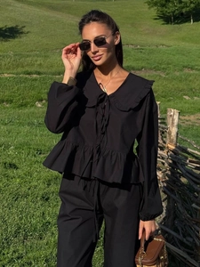 Ensemble femme deux pièces en coton noir avec chemise à basque et pantalon large