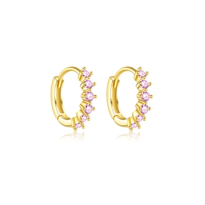 Créoles en argent S925 doré avec zircons roses minimalistes sur fond blanc épuré