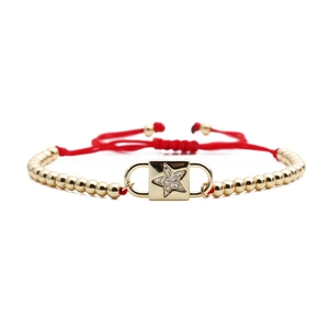 Verstellbares rotes Seilarmband mit Goldperlen und sternförmigem Zirkon-Schlossanhänger