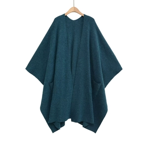 Poncho en maille bleu foncé pour femme avec poches doubles, veste décontractée mi-longue