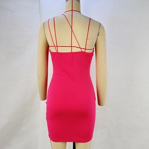 Détail de la robe moulante rose fuchsia avec bretelles croisées au dos sur mannequin
