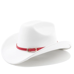 Detail eines weißen Wildleder-Cowboyhuts mit markanter roter Ledergürtelschnalle