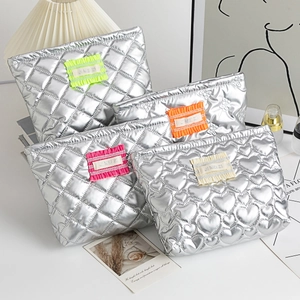 Trousse De Maquillage Matelassée Métallique Cuir PU Argent Coeur Motif Diamant Pochette Cosmétique Voyage Pour Femmes