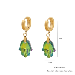Détails des boucles d'oreilles Hamsa avec dimensions 4cm x 1,5cm et spécifications