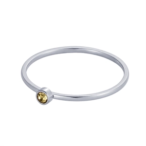 Bague minimaliste en acier argenté avec un zircon jaune rond en serti clos