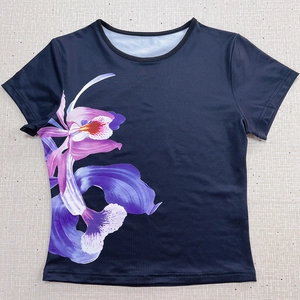 T-shirt noir à manches courtes à plat avec un imprimé d'orchidée violette éclatant