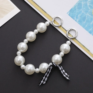 Elegant pearl strap with houndstooth bow and silver metal clasps for bags and phones