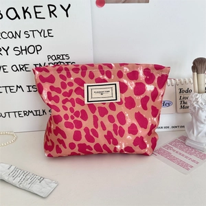 Dettaglio della borsa da trucco rosa con stampa leopardata e logo in stile coreano