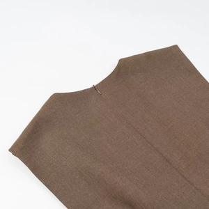 Détail macro du tissu mélangé marron foncé avec une fermeture éclair invisible au dos