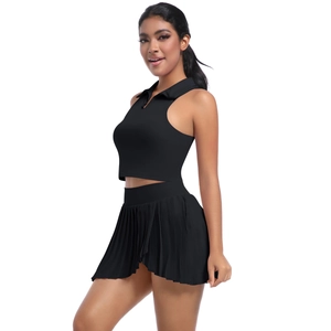 Détail de l'ensemble polo sans manches et jupe plissée noire pour tennis et fitness