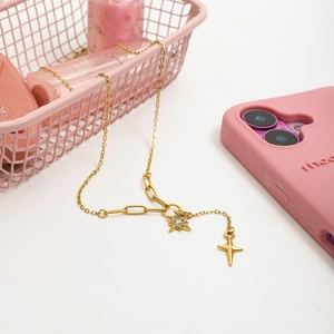Détail du collier étoile dorée serti de cristaux avec une chaîne à deux styles