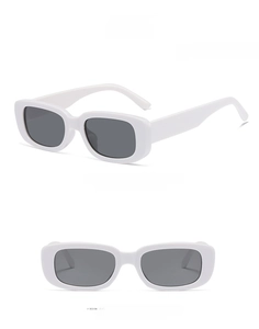 Détail de lunettes de soleil carrées pour enfants avec monture blanche et verres gris