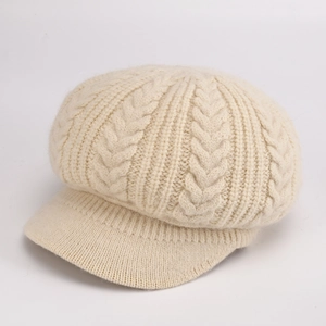 Detalle del tejido de ochos en color blanco crema de una gorra de punto con forro cálido