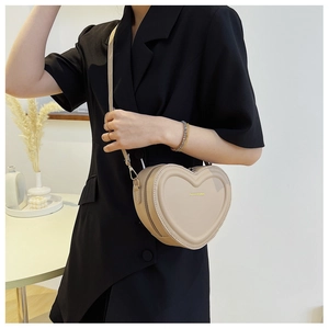 Détail du sac bandoulière en forme de cœur en cuir PU mat avec finitions dorées