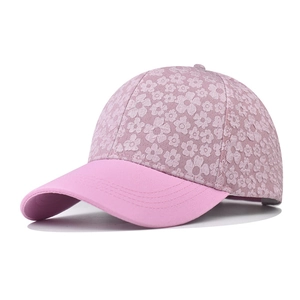 Dettaglio del cappellino rosa con trama floreale 3D e visiera liscia in tinta