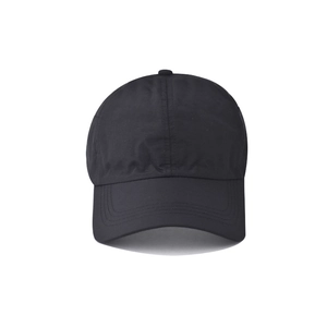 Détail de la casquette queue de cheval noire montrant le bord renforcé et les coutures
