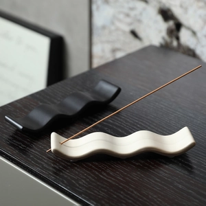 Porte-encens minimaliste en céramique au design ondulé moderne en noir et crème