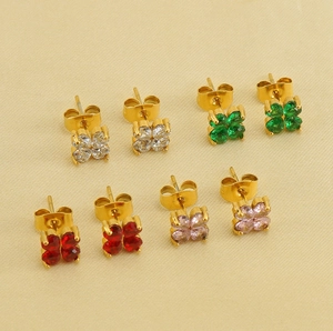 Vue à plat de boucles d'oreilles trèfle à quatre feuilles avec pierres multicolores