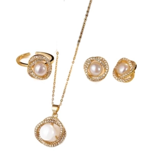 Elegante set di gioielli d'oro con collana, anello e orecchini con perle e piccoli diamanti