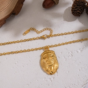 Collier vintage en acier inoxydable doré avec pendentif portrait de Jésus en relief