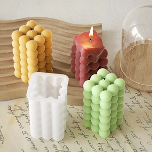 Dettaglio dello stampo in silicone per candele a cubetti con prodotti in cera colorati
