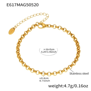 Details des goldenen Edelstahl-Kettenarmbands mit Karabinerverschluss und Verlängerung
