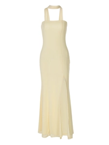 Detailansicht des hellgelben Bandeau-Kleids mit hohem Seitenschlitz und Chiffon-Struktur