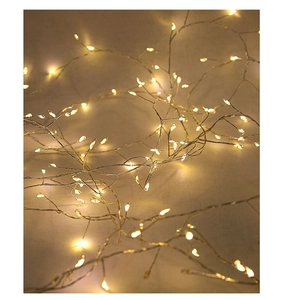 Primo piano di luci LED bianco caldo su filo d'argento flessibile per decorazioni