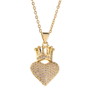 Collier cœur et couronne doré orné de cristaux brillants sur une chaîne élégante