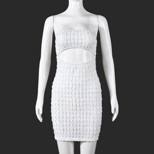 Vue détaillée d'une robe courte blanche moulante avec taille ajourée et tissu texturé