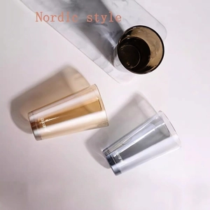 Gobelets à café de style nordique en verre ambre et gris fumé sur marbre