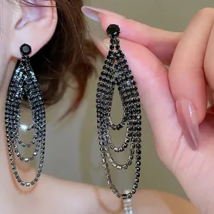Boucles d'oreilles élégantes à pampilles en strass noirs en forme de U pour femmes chic