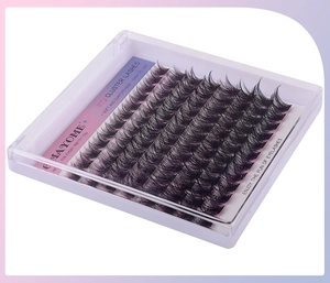 Détail des faux cils DIY en boîte avec des fibres douces et une texture recourbée