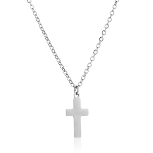 Collier avec pendentif croix en acier inoxydable argenté pour femme sur fond blanc