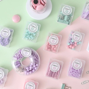 Set de papeterie macaron avec trombones et épingles dans une boîte transparente