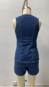 Vista posteriore di un set in denim senza maniche con top slim e pantaloncini su manichino