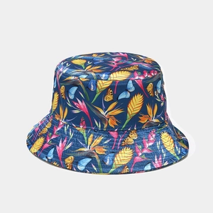 Dettaglio del tessuto del cappello a secchiello con stampa tropicale di fiori e uccelli