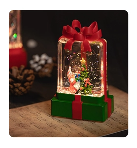 Détail de la lanterne de Noël avec nain, paillettes d'eau et lumière LED sur papier vintage
