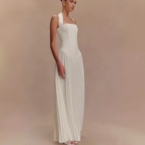 Elegantes weißes rückenfreies Neckholder-Maxikleid mit fein plissiertem Rockteil