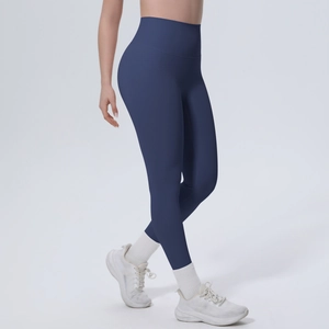 Detail der dunkelblauen Yoga-Leggings mit hoher Taille und matter nahtloser Kompression