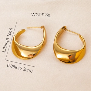 Detailed view of 18K gold plated chunky hoop earrings with 3.1cm diameter and 9.3g weight