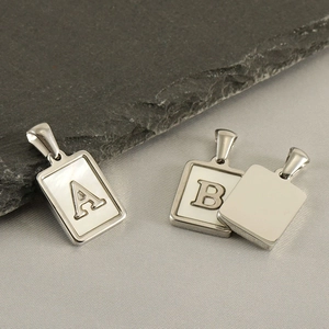 Pendentifs rectangulaires argentés avec incrustation de nacre et lettres 3D sur pierre