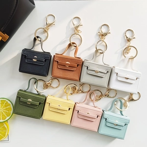Acht bunte Mini-Taschenanhänger aus Kunstleder mit goldenen Schlüsselanhängern