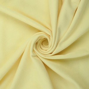Vue macro du tissu jaune clair montrant le tissage fin et le drapé soyeux