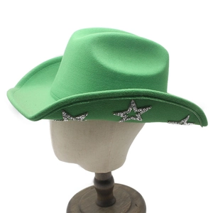 Détail du chapeau de cowboy vert orné d'étoiles pailletées argentées sur le bord